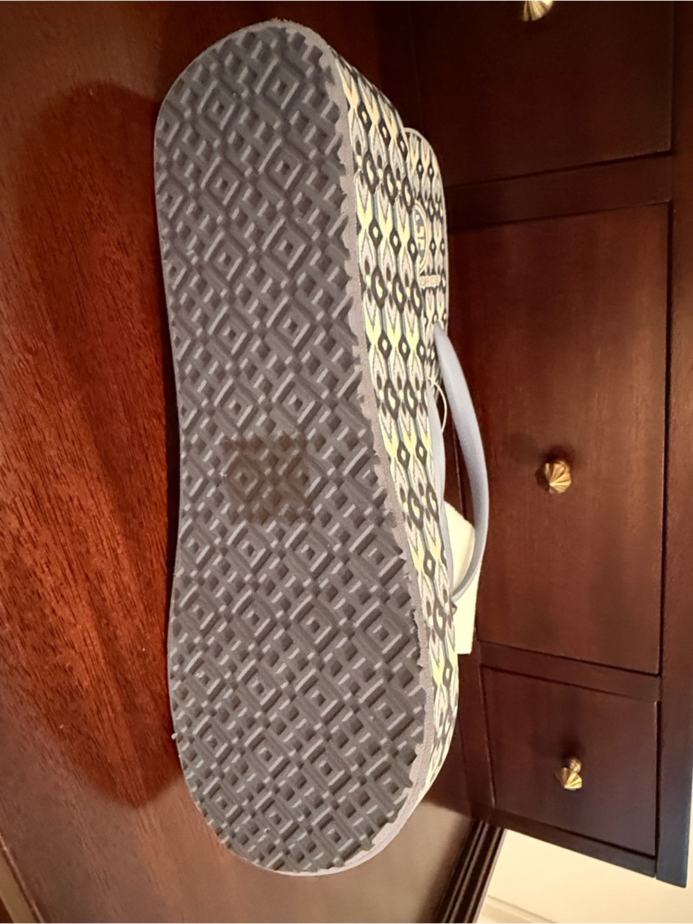Tory Burch Light Blue Patterned Flip Flop Sandals with Gold Logo - Picture 4 of 7